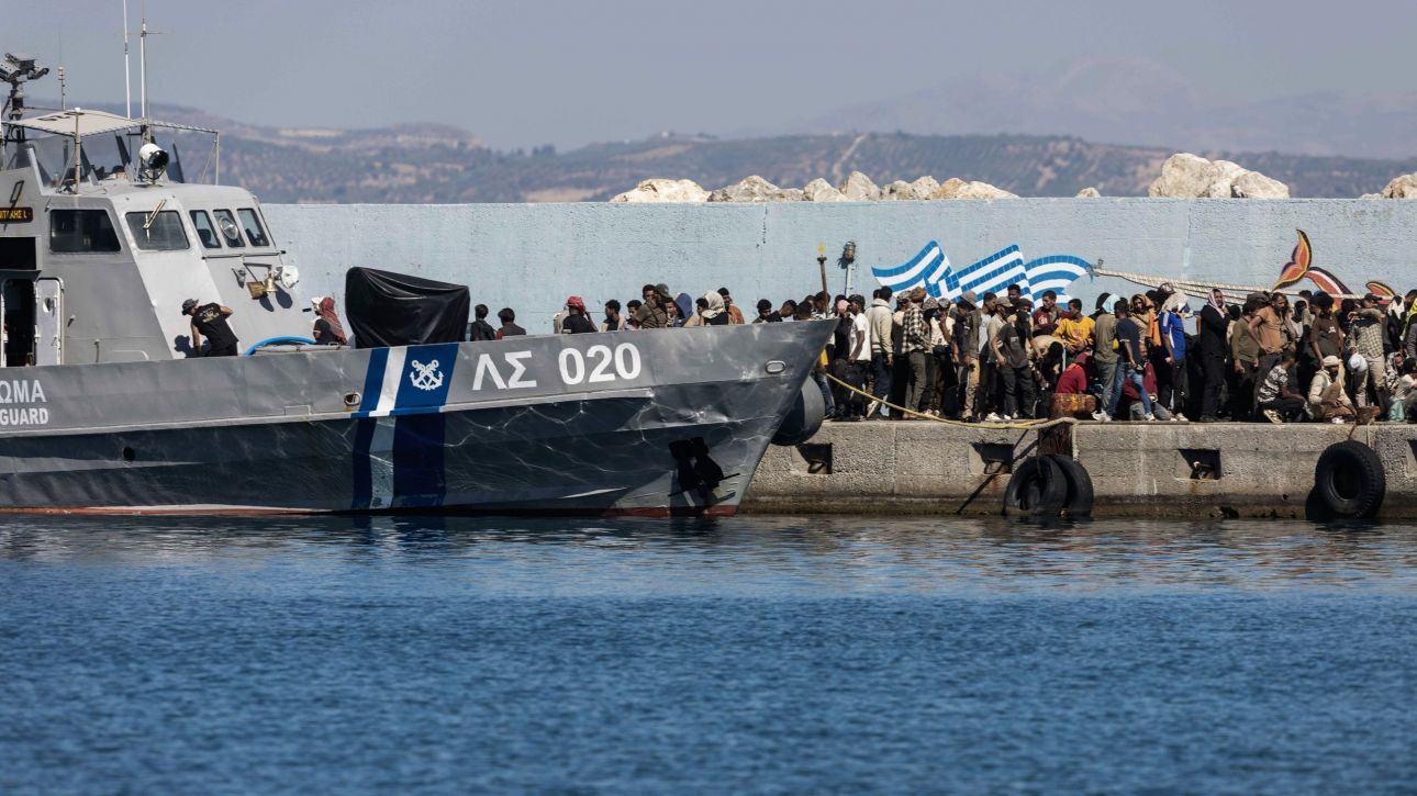 Δύο επιχειρήσεις διάσωσης 90 μεταναστών νότια της Κρήτης Δύο επιχειρήσεις διάσωσης 90 μεταναστών νότια της Κρήτης