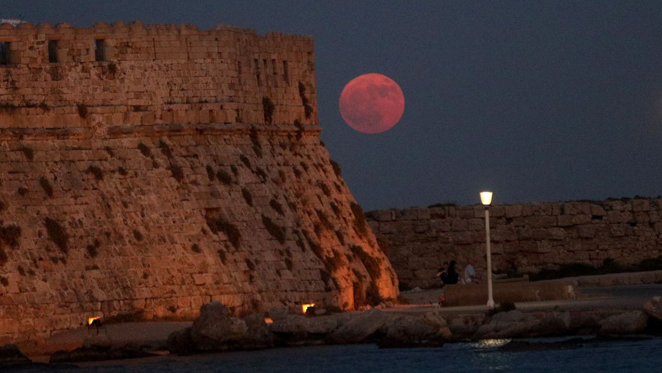 Μαγευτικές εικόνες από την Πανσέληνο του «Κόκκινου Ελαφιού» - Στολίζει τον έναστρο ουρανό