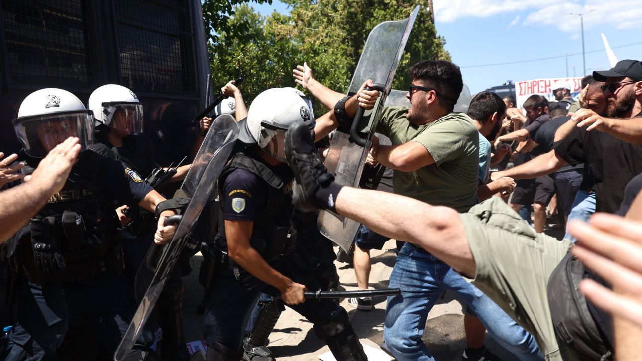 Ένταση και επεισόδια έξω από τη σύνοδο των Πρυτάνεων στην Ανάβυσσο