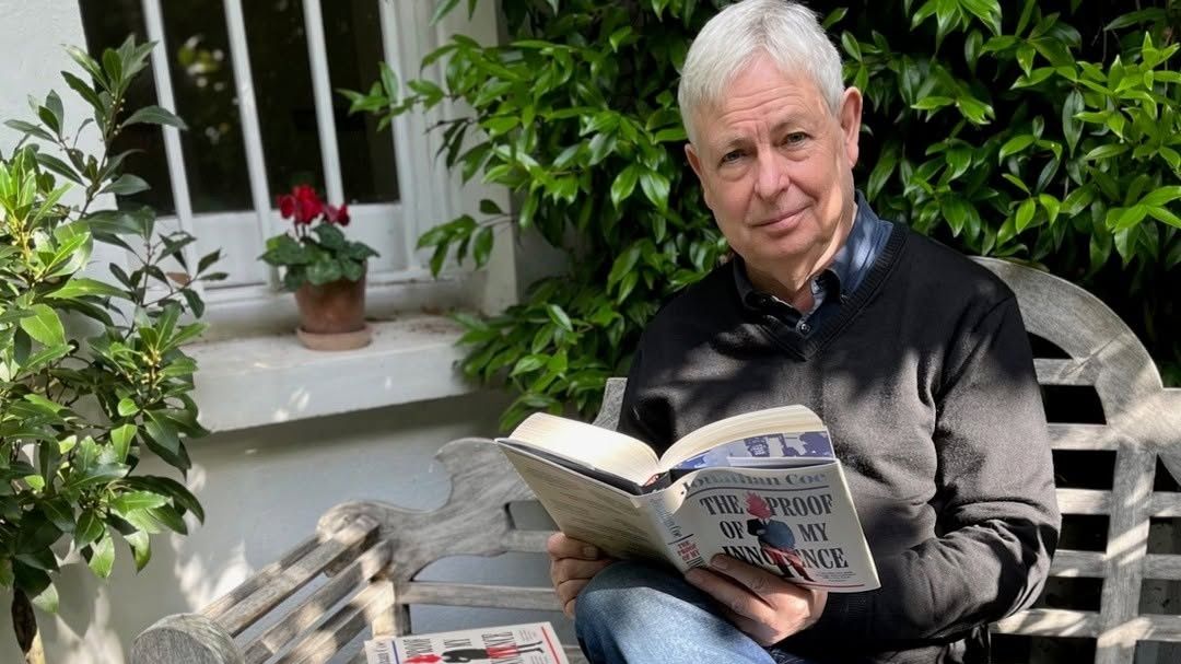 Bookreads: Ο Τζόναθαν Κόου επιστρέφει με αιχμηρή πολιτική σάτιρα και πειραματισμό