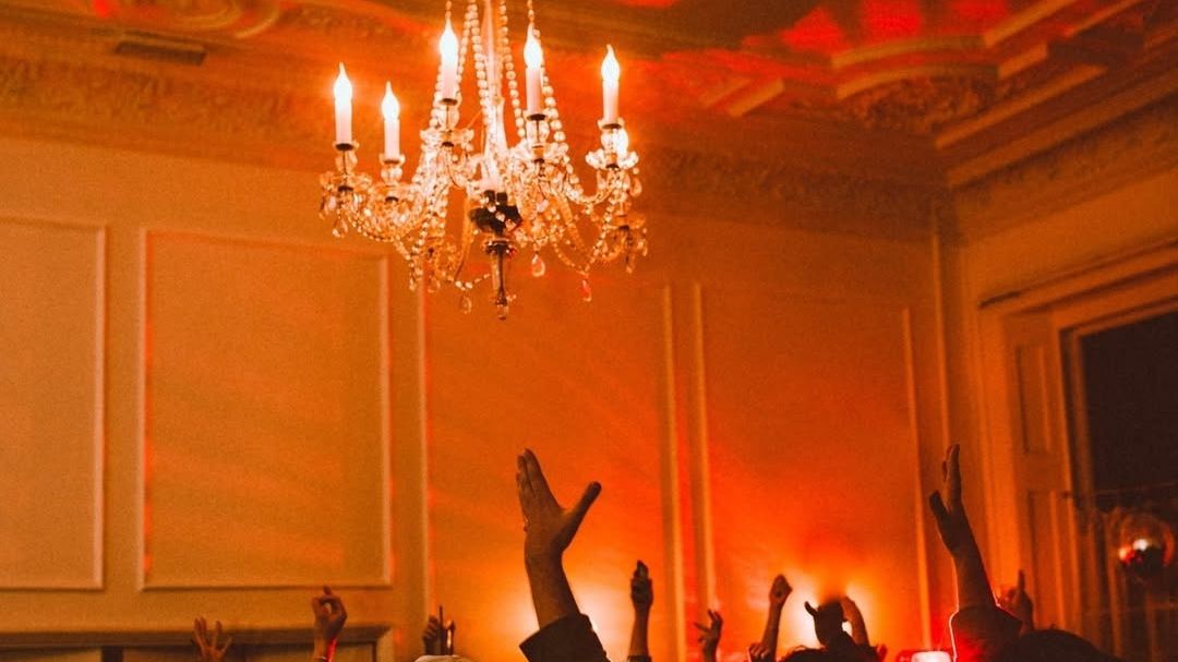 Το ξενοδοχείο Columbia: Η θρυλική «αμαρτωλή φωλιά» του Britpop και της ροκ σκηνής του Λονδίνου