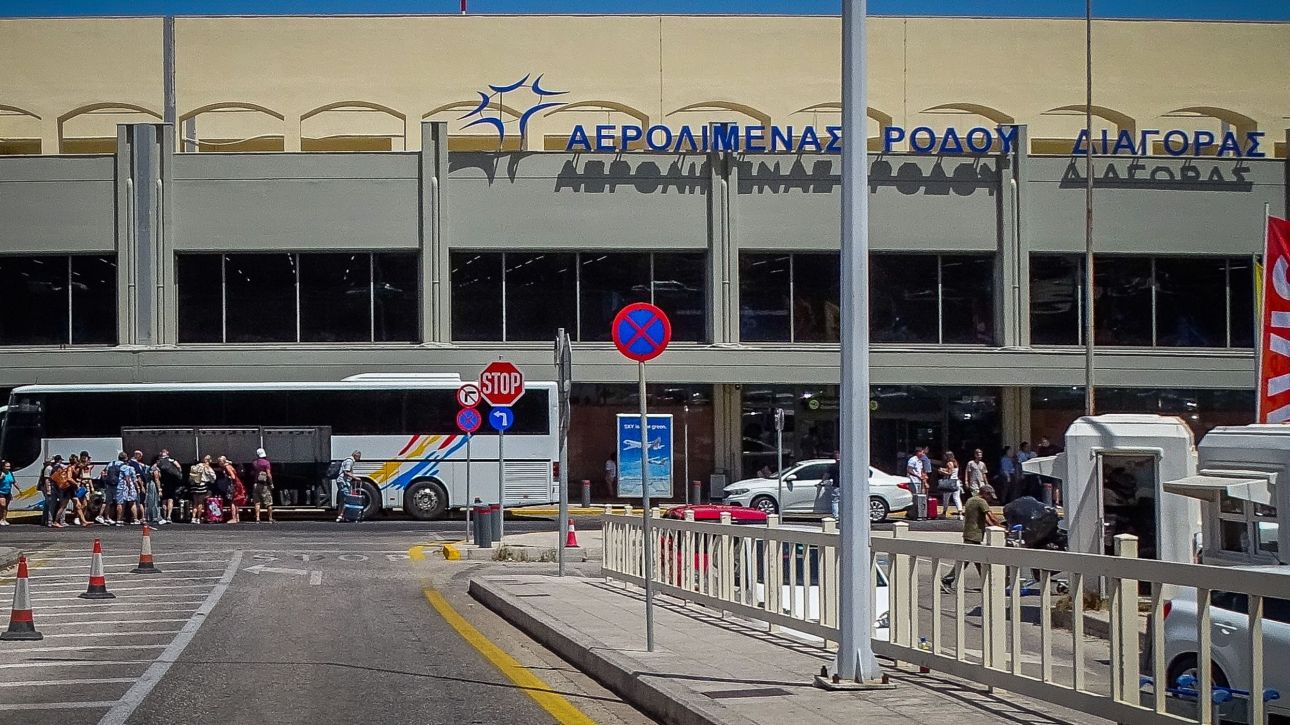 Συναγερμός στο αεροδρόμιο Ρόδου: Έσκασε λάστιχο κατά την προσγείωση Συναγερμός στο αεροδρόμιο Ρόδου: Έσκασε λάστιχο κατά την προσγείωση