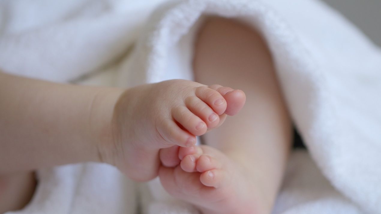 Οκτώ παιδιά με τρεις βιολογικούς γονείς γεννήθηκαν στη Βρετανία – Γιατί η μέθοδος είναι επαναστατική