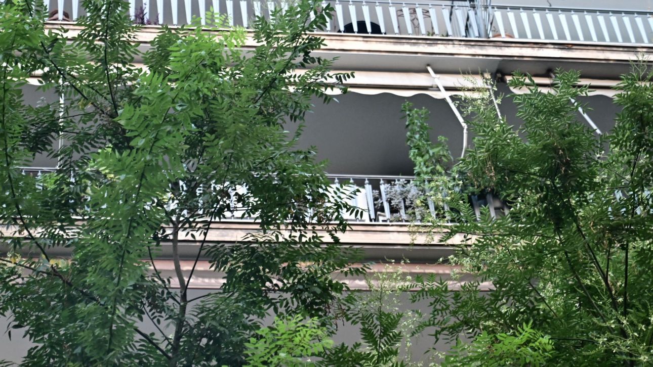 Οι πρώτες φωτογραφίες από τη φωτιά στο σπίτι του Πέτρου Φιλιππίδη στην Πατησίων