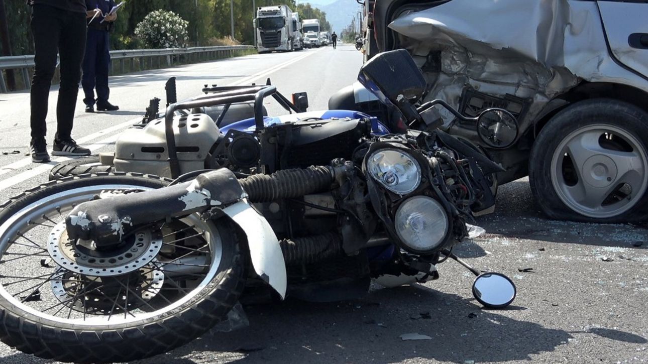 Τροχαίο στην Κρήτη: Καρέ καρέ η στιγμή που οδηγός μηχανής παρασύρεται διαδοχικά από δύο αυτοκίνητα