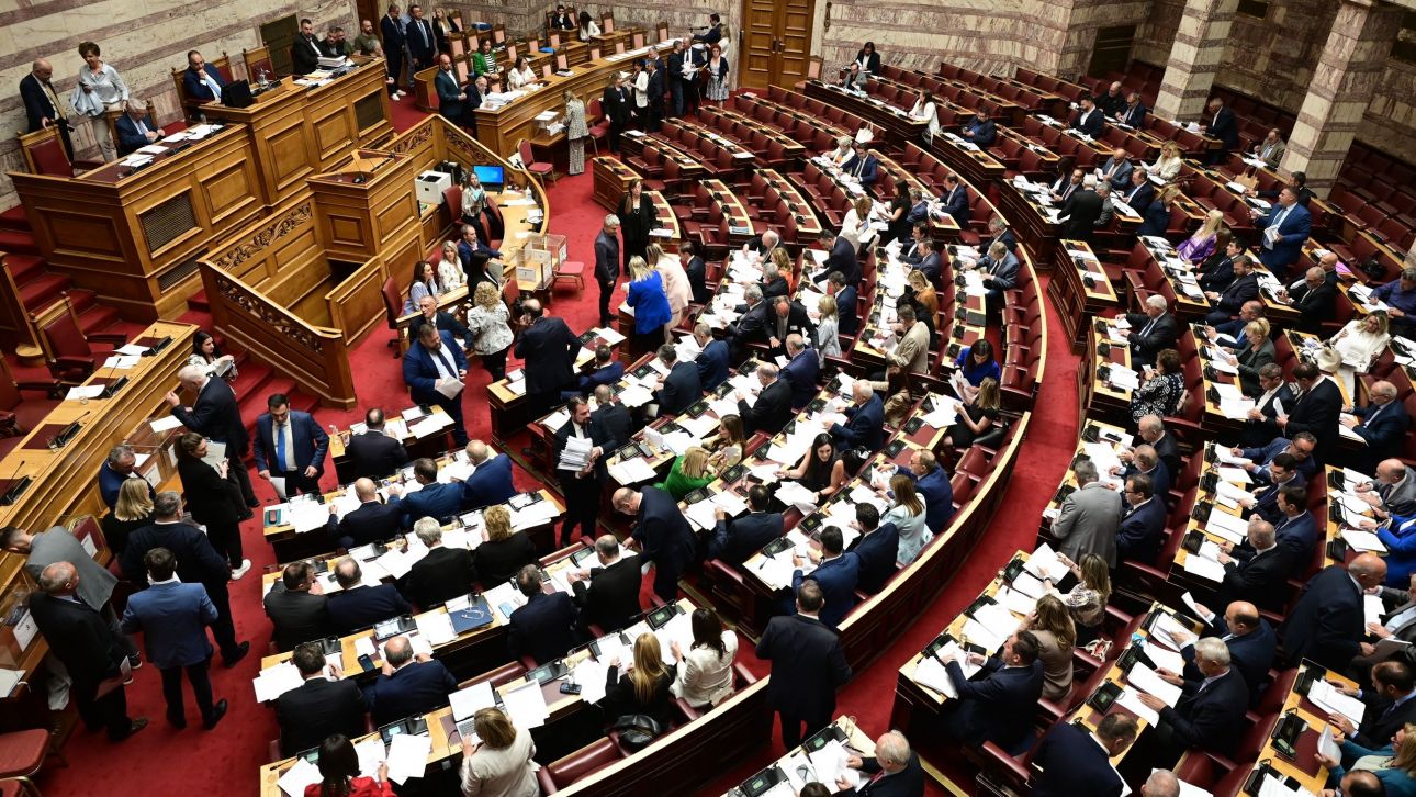 Βουλή: Ψηφίστηκε το νομοσχέδιο για τον Εθνικό Τελωνειακό Κώδικα, συνταξιοδοτικές και άλλες διατάξεις Βουλή: Ψηφίστηκε το νομοσχέδιο για τον Εθνικό Τελωνειακό Κώδικα, συνταξιοδοτικές και άλλες διατάξεις