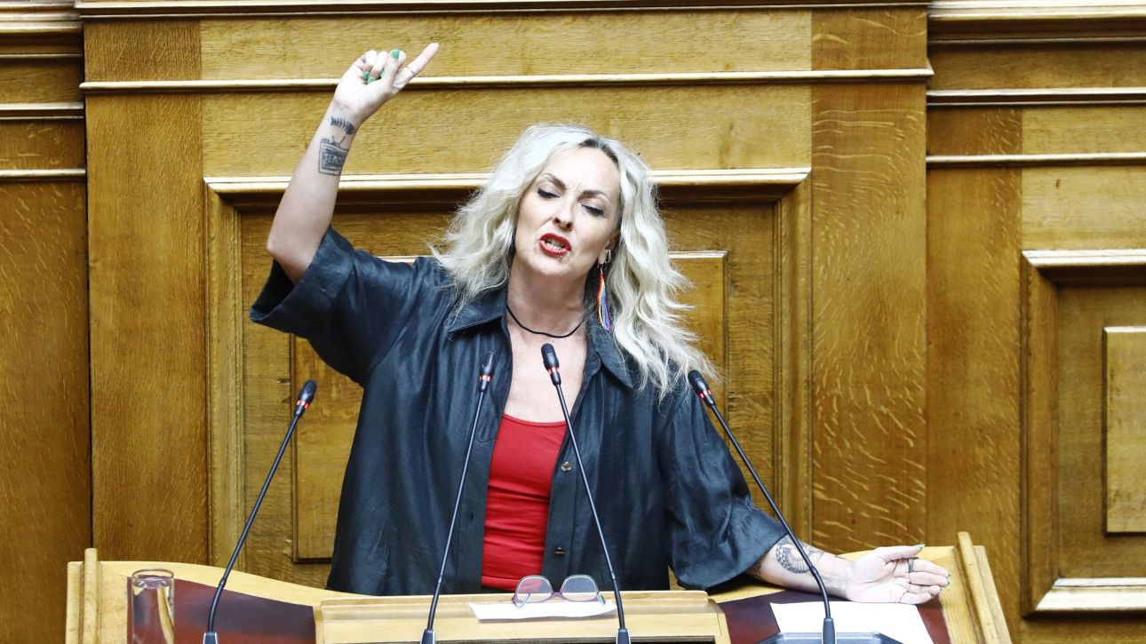 Η Τζώρτζια των Μπλε σε… νέες τραγουδιστικές επιτυχίες σήμερα στην Ολομέλεια της Βουλής Η Τζώρτζια των Μπλε σε… νέες τραγουδιστικές επιτυχίες σήμερα στην Ολομέλεια της Βουλής
