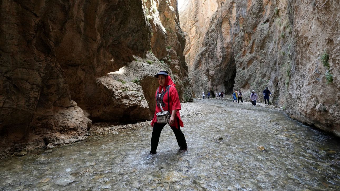 Καύσωνας με θερμοκρασία 53 βαθμούς σαρώνει το Ιράν: Προβλήματα σε υδροδότηση και ηλεκτροδότηση Καύσωνας με θερμοκρασία 53 βαθμούς σαρώνει το Ιράν: Προβλήματα σε υδροδότηση και ηλεκτροδότηση