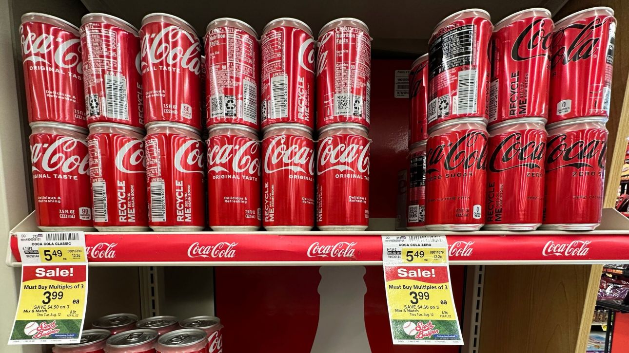 Coca-Cola: Σύντομα στα ράφια η νέα έκδοση του αναψυκτικού σύμφωνα με τις προδιαγραφές Τραμπ