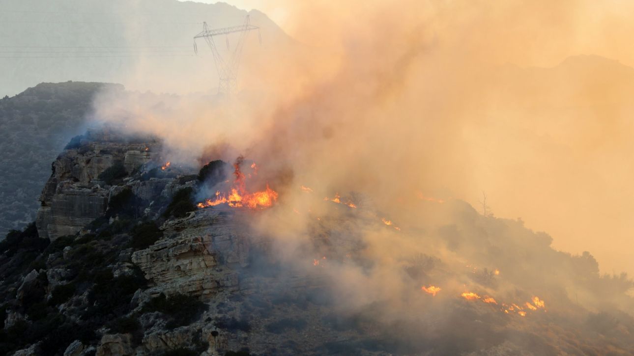 Μαίνεται η φωτιά στον Φενεό, μετά την αναζωπύρωση στο Μαυροβούνι – Εκκενώθηκαν τρεις οικισμοί Μαίνεται η φωτιά στον Φενεό, μετά την αναζωπύρωση στο Μαυροβούνι – Εκκενώθηκαν τρεις οικισμοί