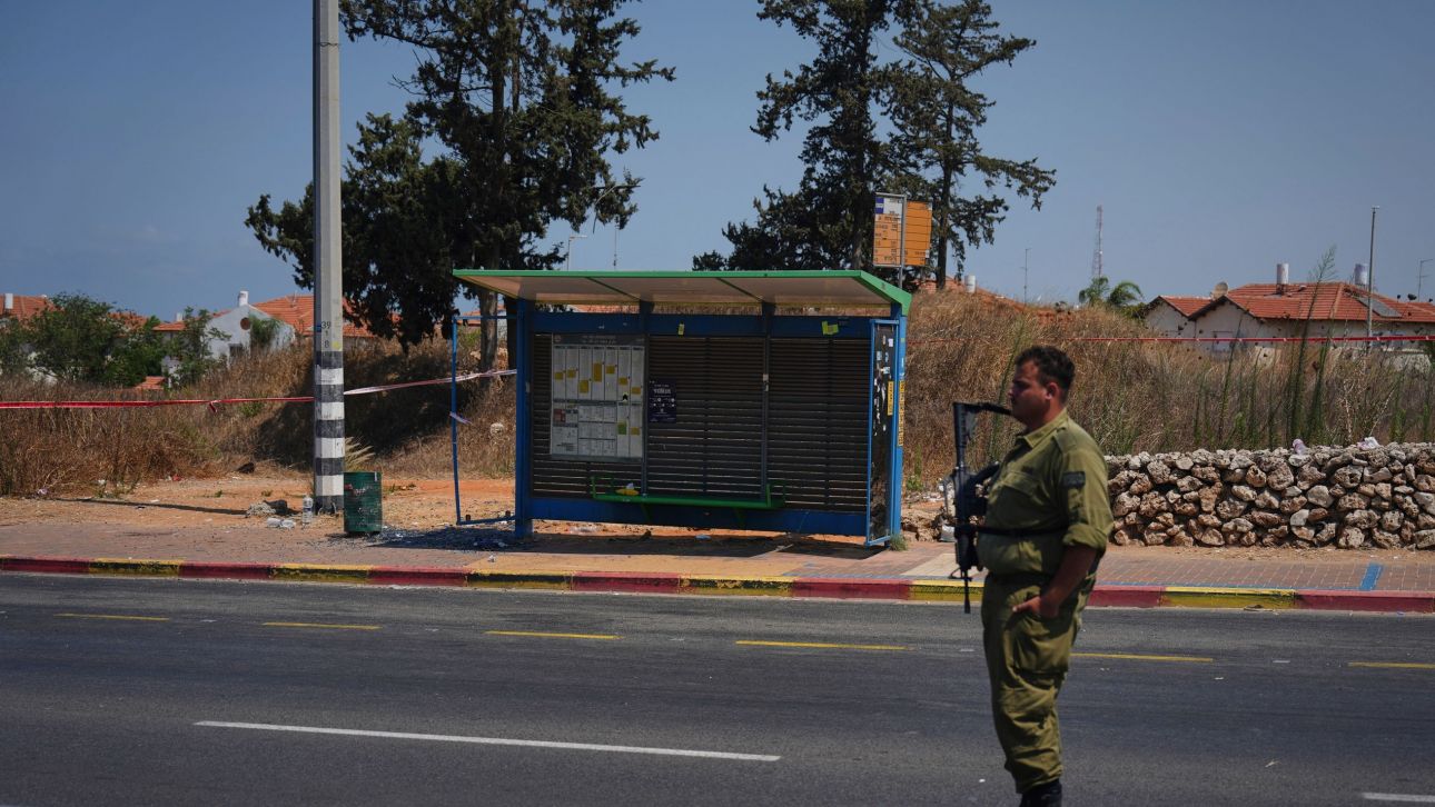 Ισραήλ: Ανθρωποκυνηγητό για τον άνδρα που έπεσε με Ι.Χ σε στάση – Στρατιώτες οι τραυματίες