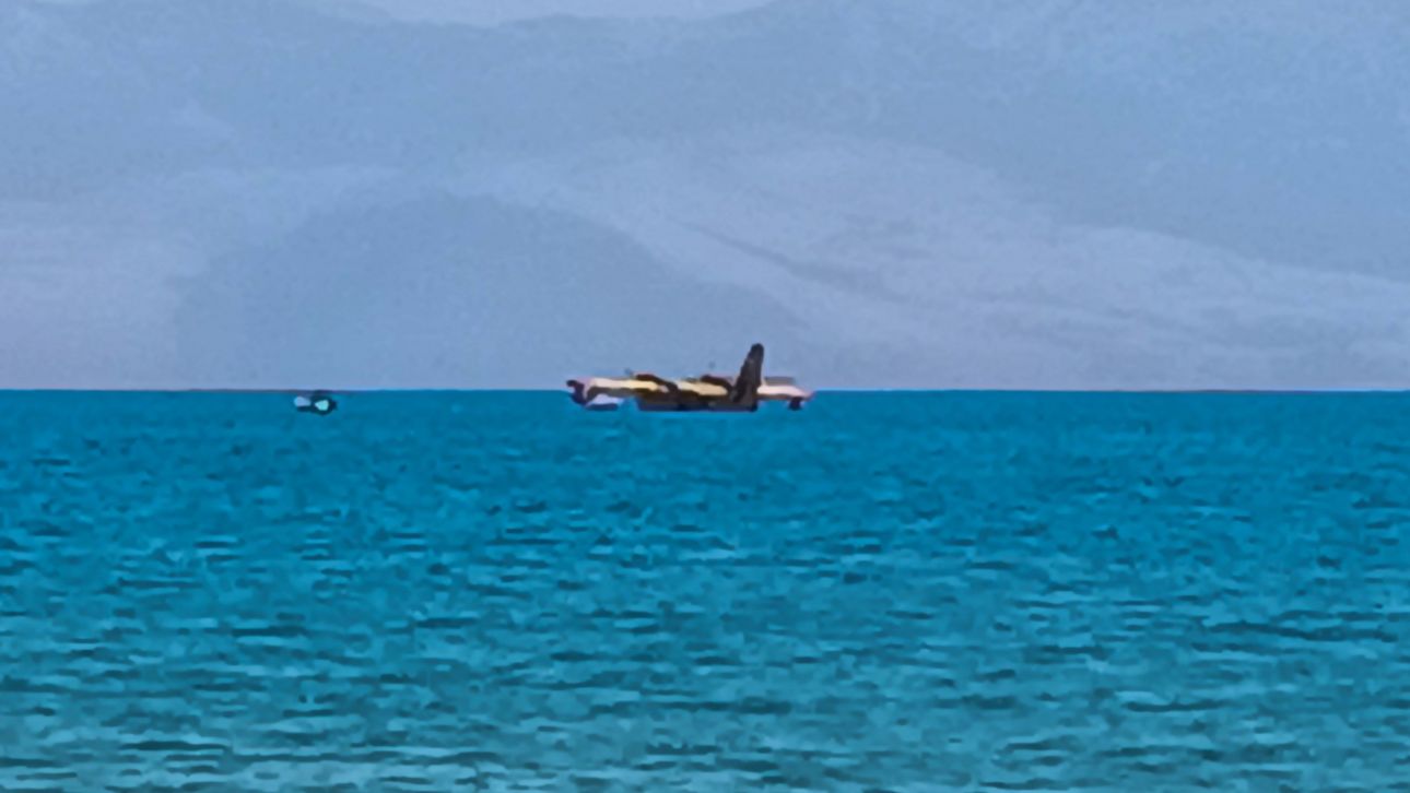 Σε εξέλιξη η επιχείρηση ρυμούλκησης του αεροσκάφους που προσθαλασσώθηκε στον Κορινθιακό