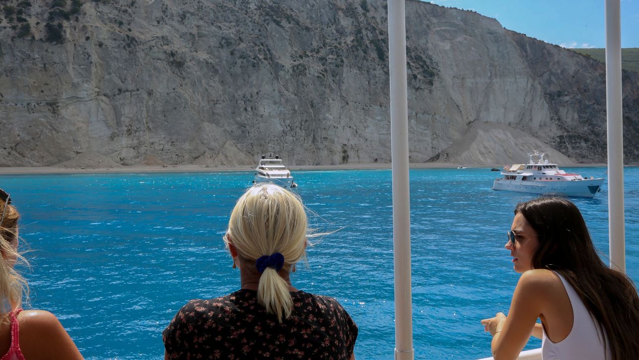 Δαπάνες με …φειδώ στις διακοπές για τους Έλληνες – Bάζουν «μαχαίρι» σε διαμονή και εστίαση