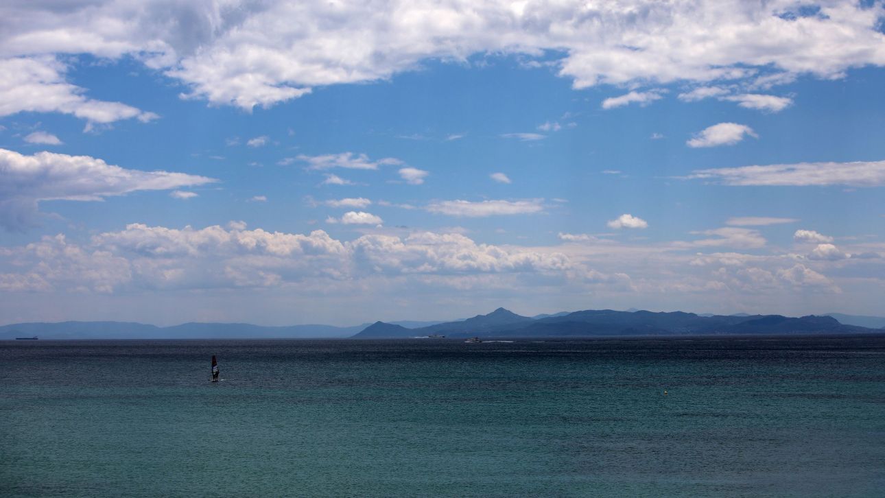 Μαρτυρία λουόμενου για το νεκρό δίχρονο κορίτσι στην παραλία Έδεμ: «Το είδα ξαπλωμένο στην άμμο»