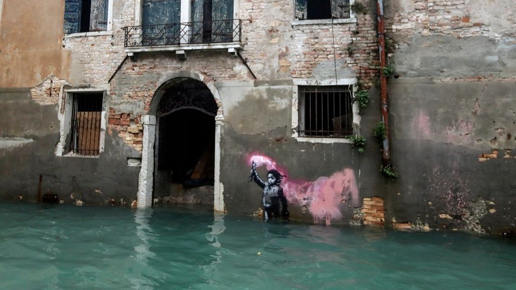 Βενετία: Έργο τέχνης του Banksy αφαιρέθηκε από κτήριο για να αποκατασταθεί
