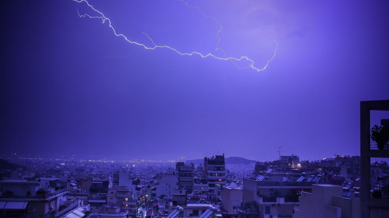 Έπεσαν πάνω από 10.000 κεραυνοί: Πού θα χτυπήσουν νυχτερινά μπουρίνια και πότε... καλοκαιριάζει ξανά