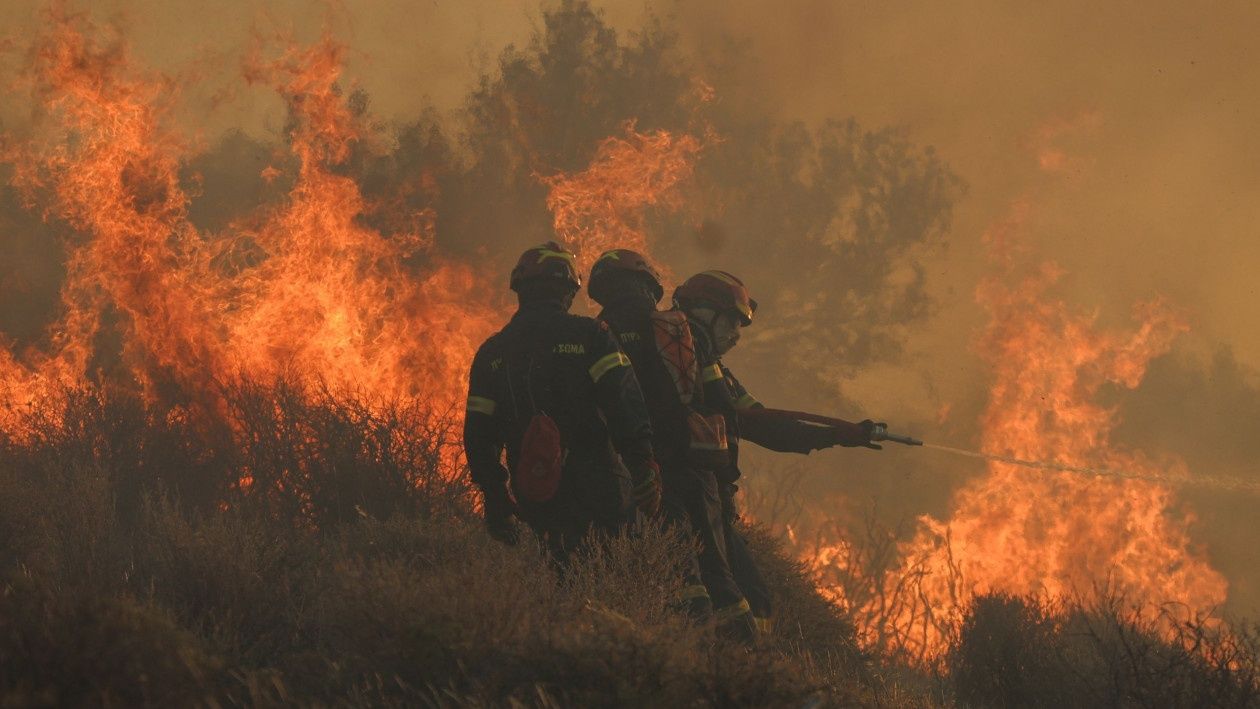 Φωτιά στα Μέγαρα: Ισχυρές εναέριες και επίγειες πυροσβεστικές δυνάμεις στο σημείο Φωτιά στα Μέγαρα: Ισχυρές εναέριες και επίγειες πυροσβεστικές δυνάμεις στο σημείο