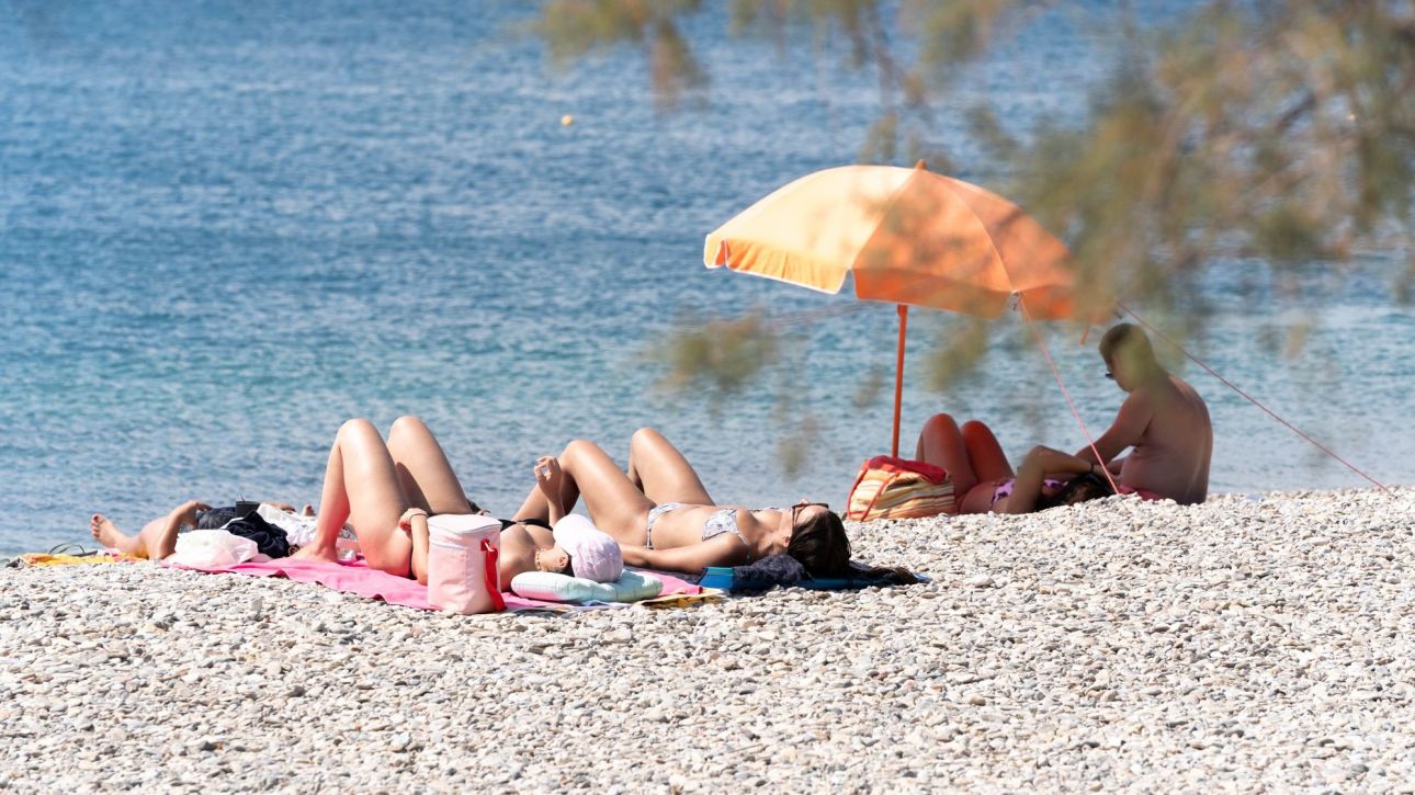 Ακρίβεια και επαφή με τη φύση: Γιατί πολλοί Αθηναίοι «ψηφίζουν» ελεύθερες παραλίες