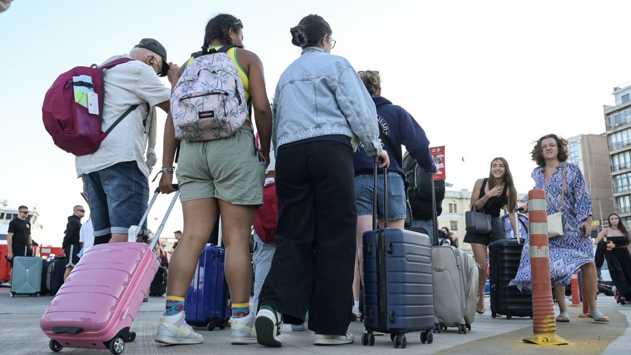 Κατά κύματα φεύγουν οι εκδρομείς του Αυγούστου από το λιμάνι του Πειραιά – Κίνηση στα διόδια Κατά κύματα φεύγουν οι εκδρομείς του Αυγούστου από το λιμάνι του Πειραιά – Κίνηση στα διόδια