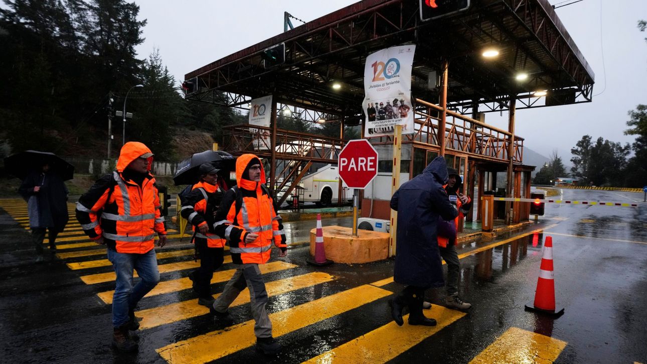 Χιλή: Βρέθηκε ένας από τους πέντε εγκλωβισμένους μεταλλωρύχους Χιλή: Βρέθηκε ένας από τους πέντε εγκλωβισμένους μεταλλωρύχους