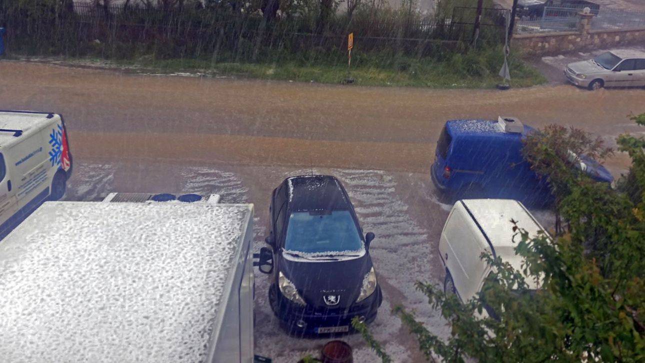 Καλοκαιρινό μπουρίνι και χαλάζι προκάλεσαν ζημιές στα Τρίκαλα