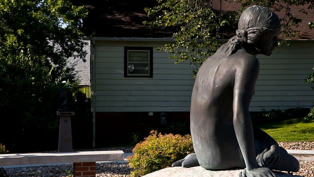 Η Δανία απομακρύνει  «πορνογραφικό» άγαλμα γοργόνας: Θεωρήθηκε «προσβλητικό» από το κοινό