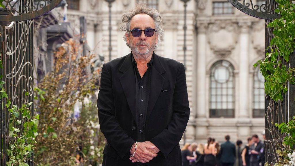 Ο Τιμ Μπάρτον υπογράφει το νέο βίντεο κλιπ της Lady Gaga για τη σειρά «Wednesday»