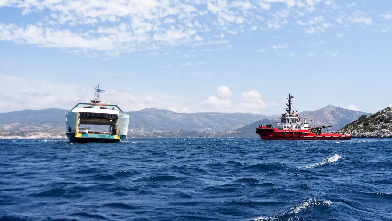 Νέα Στύρα: Σε εξέλιξη η διαδικασία αποκόλλησης του φέρι μποτ που έπεσε σε ξέρα