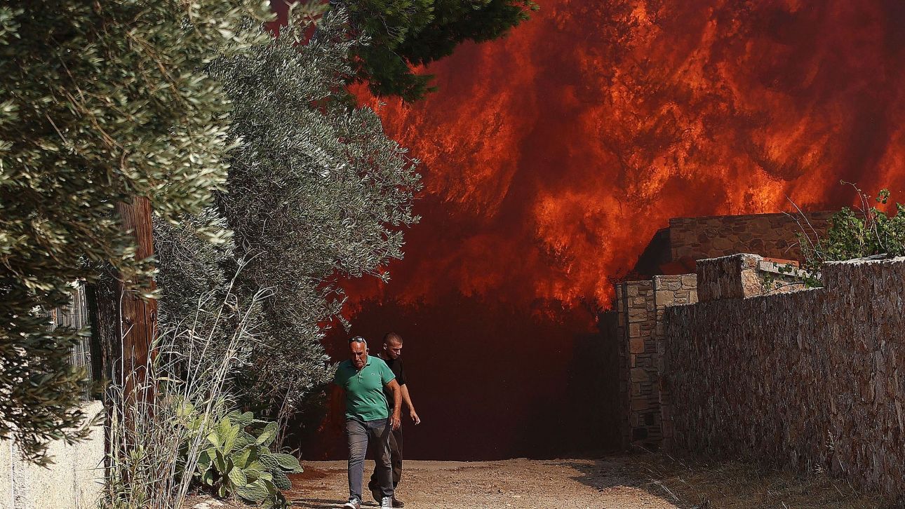 Κερατέα: Η φωτιά «καταπίνει» σπίτια – Ανεξέλεγκτη κινείται προς Ανάβυσσο και Παλαιά Φώκαια