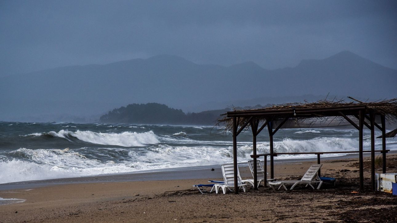 Εκρηκτικό κοκτέιλ με ανέμους 9 μποφόρ και ακραίο κίνδυνο φωτιάς – Δεμένα τα πλοία, ουρές σε Πειραιά