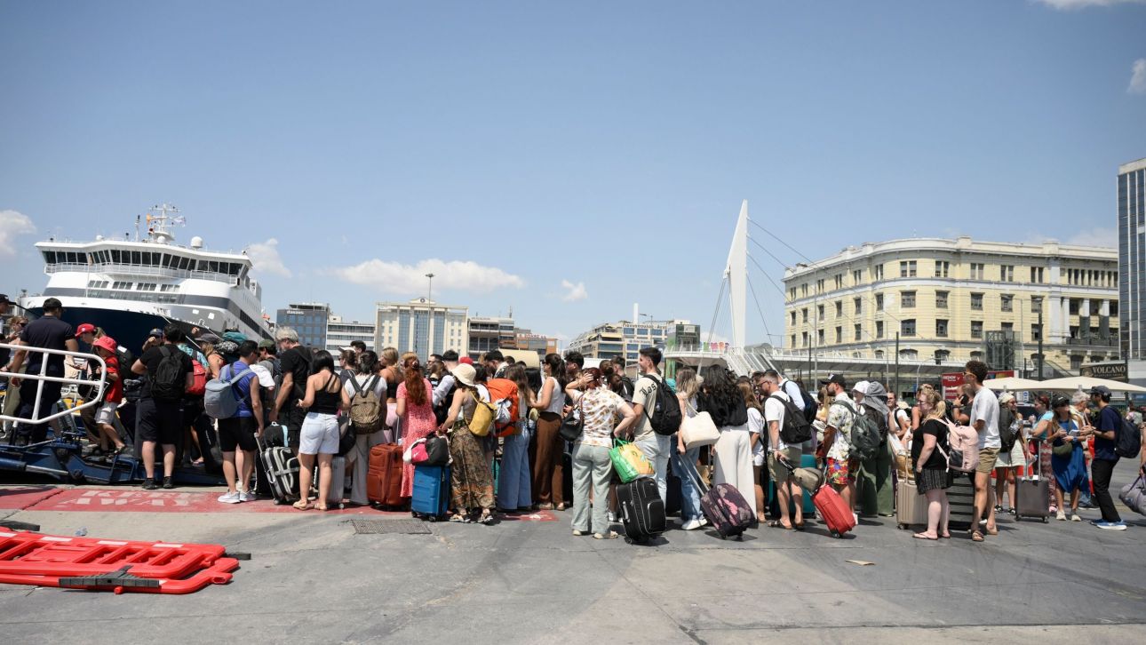 Αναχωρούν τα πλοία από τον Πειραιά μετά από πολύωρη καθυστέρηση λόγω των ισχυρών ανέμων Αναχωρούν τα πλοία από τον Πειραιά μετά από πολύωρη καθυστέρηση λόγω των ισχυρών ανέμων