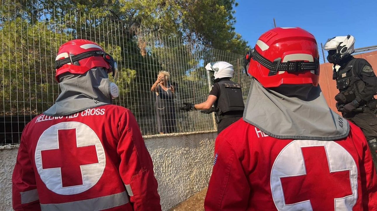 Ελληνικός Ερυθρός Σταυρός: Συγκινητική προσφορά των εθελοντών στα πύρινα μέτωπα της Αττικής Ελληνικός Ερυθρός Σταυρός: Συγκινητική προσφορά των εθελοντών στα πύρινα μέτωπα της Αττικής