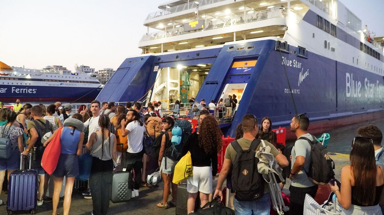 Έξοδος αδειούχων: Το αδιαχώρητο στον Πειραιά – Αυξημένη ροή οχημάτων στις εθνικές οδούς Έξοδος αδειούχων: Το αδιαχώρητο στον Πειραιά – Αυξημένη ροή οχημάτων στις εθνικές οδούς