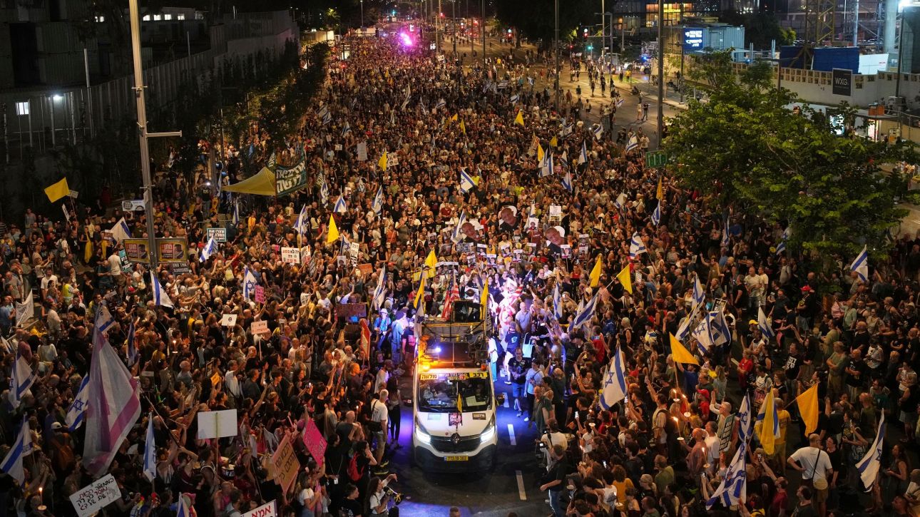 Χιλιάδες διαδηλωτές στο Τελ Αβίβ ζητούν τερματισμό του πολέμου στη Γάζα και απελευθέρωση των ομήρων Χιλιάδες διαδηλωτές στο Τελ Αβίβ ζητούν τερματισμό του πολέμου στη Γάζα και απελευθέρωση των ομήρων