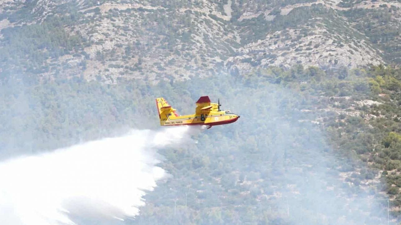 Φωτιά σε γεωργική έκταση στο Αγρίνιο – Επειχειρούν εναέρια και επίγεια μέσα