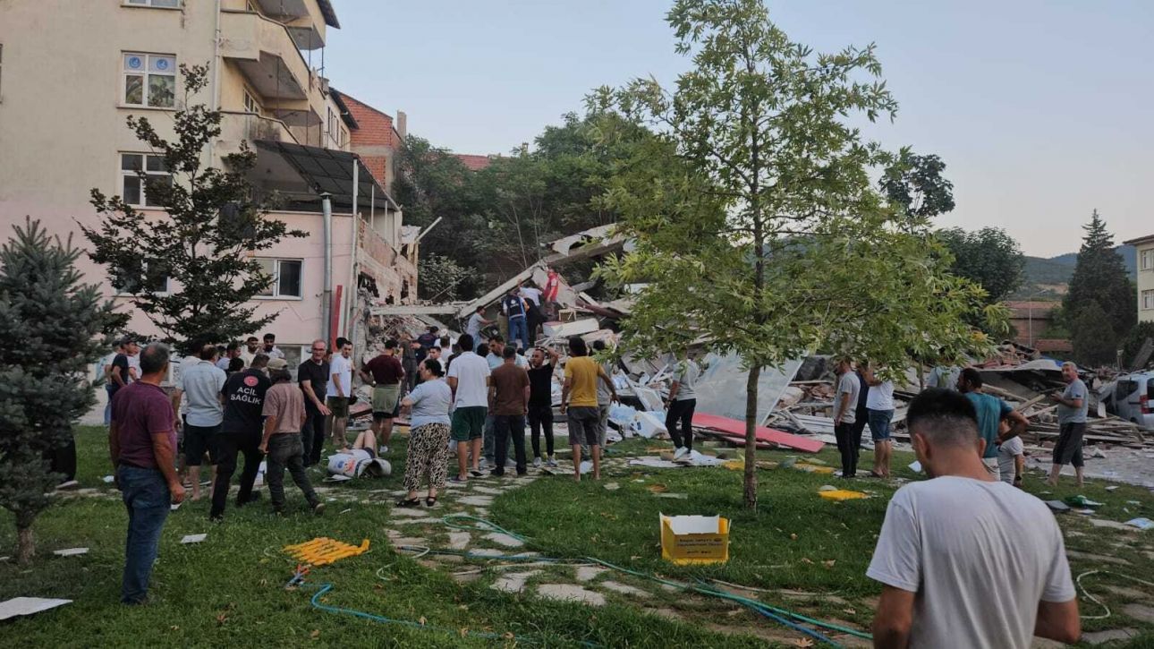 Η στιγμή που τα 6,1 Ρίχτερ χτυπούν την Τουρκία – Τουλάχιστον 20 μετασεισμοί μέσα σε λίγα λεπτά Η στιγμή που τα 6,1 Ρίχτερ χτυπούν την Τουρκία – Τουλάχιστον 20 μετασεισμοί μέσα σε λίγα λεπτά