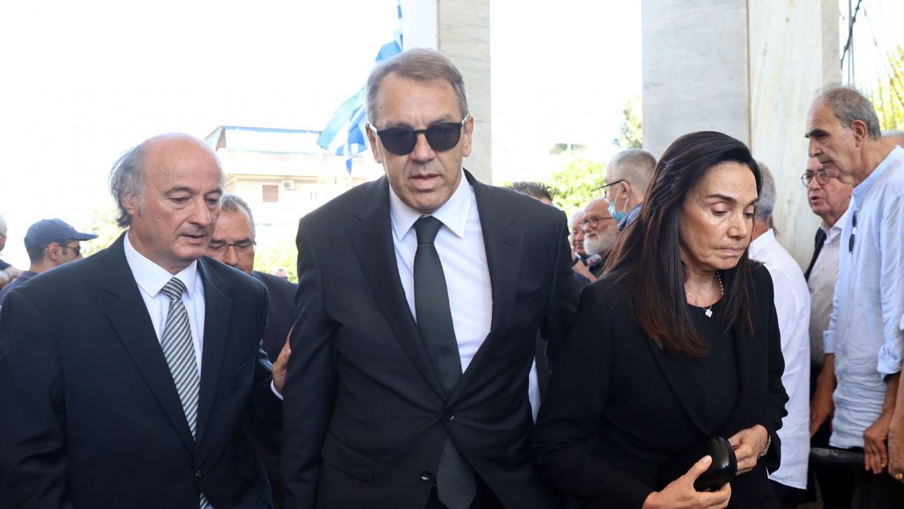 Πλήθος κόσμου στο τελευταίο αντίο στη Λένα Σαμαρά - Συγγενείς, φίλοι και πολιτικοί