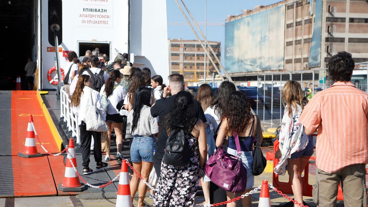 Φεύγουν και οι τελευταίοι αδειούχοι του Δεκαπενταύγουστου – Πάνω από 90 πλοία αναχωρούν σήμερα Φεύγουν και οι τελευταίοι αδειούχοι του Δεκαπενταύγουστου – Πάνω από 90 πλοία αναχωρούν σήμερα