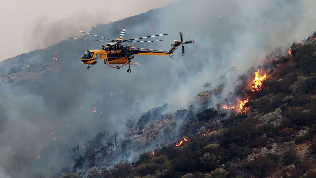 Πυρκαγιά στα Πετράλωνα Μεσσηνίας: Πλησιάζουν το χωριό οι φλόγες