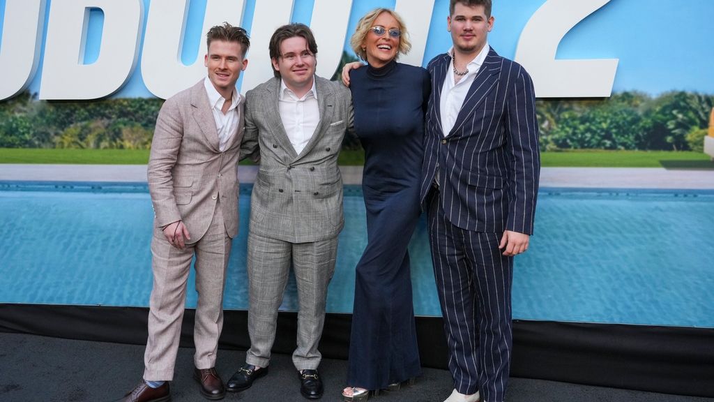 Η Σάρον Στόουν αγκαλιά με τους τρεις υιοθετημένους γιους της σε μία σπάνια δημόσια εμφάνιση