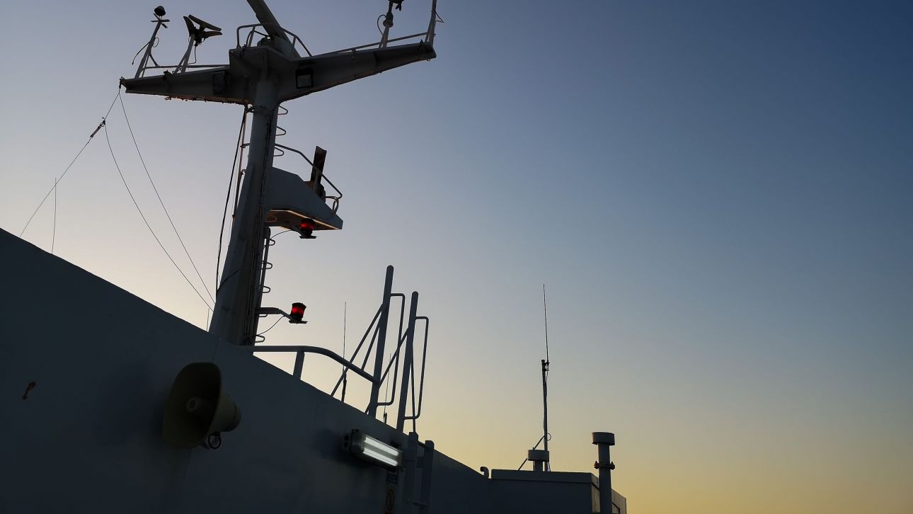 Ακυβέρνητο λόγω μπλακ άουτ οχηματαγωγό στην Κέα με 183 επιβάτες – Πλέει με μία μηχανή προς Λαύριο