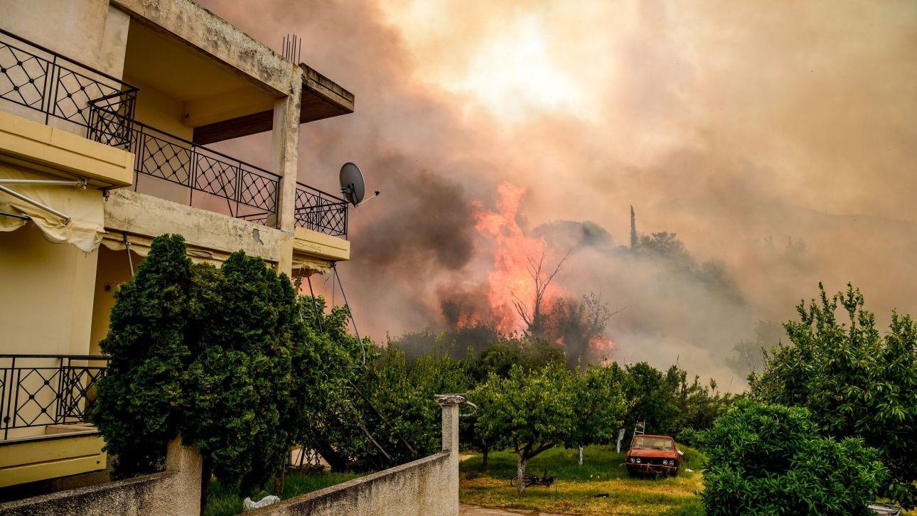 Liveblog: Εκκενώνονται άλλες 4 περιοχές στην Αχαΐα - Ανεξέλεγκτη η φωτιά