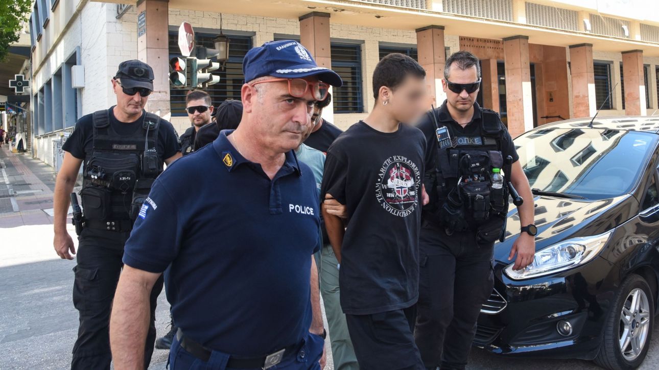 Φωτιά στην Πάτρα: Αποδοκιμάστηκαν οι συλληφθέντες για εμπρησμό - Πήραν προθεσμία για να απολογηθούν