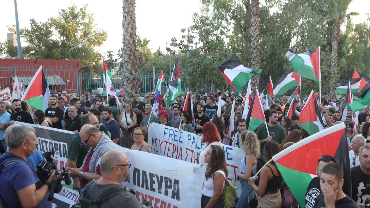 Συγκέντρωση στο λιμάνι του Πειραιά για την άφιξη κρουαζιερόπλοιου με Ισραηλινούς