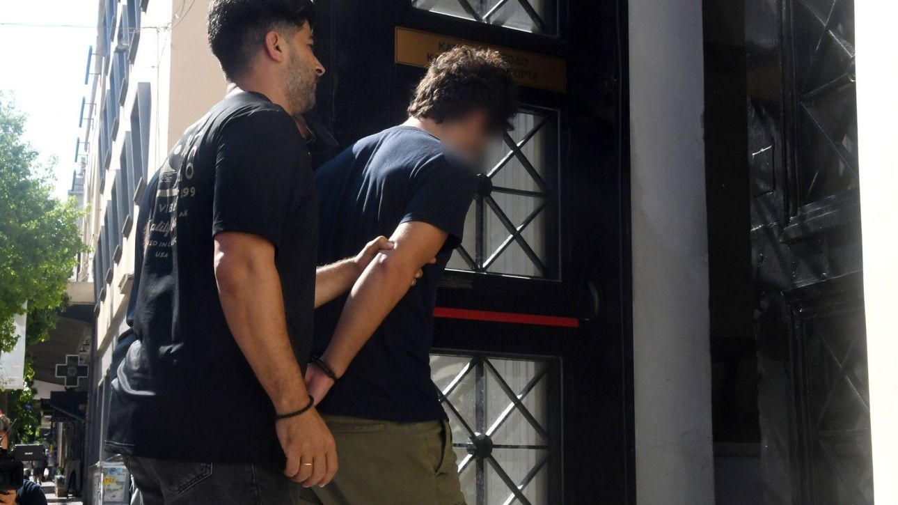 Πάτρα: Με σκυμμένο το κεφάλι στα δικαστήρια ο 25χρονος - Αρνείται τον εμπρησμό, τι υποστηρίζει
