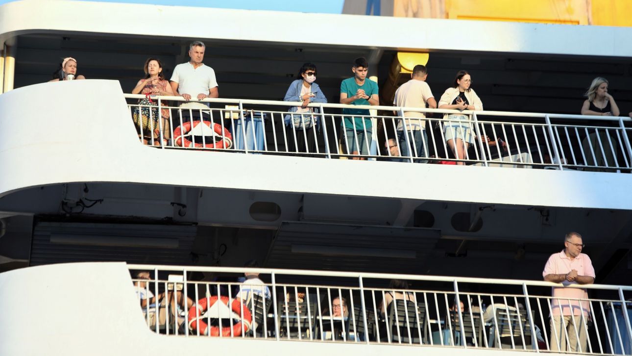 Κίνηση στον Πειραιά: Τη «σκυτάλη» παίρνουν οι τελευταίοι αδειουχοί - Πάνω από 64.000 επέστρεψαν