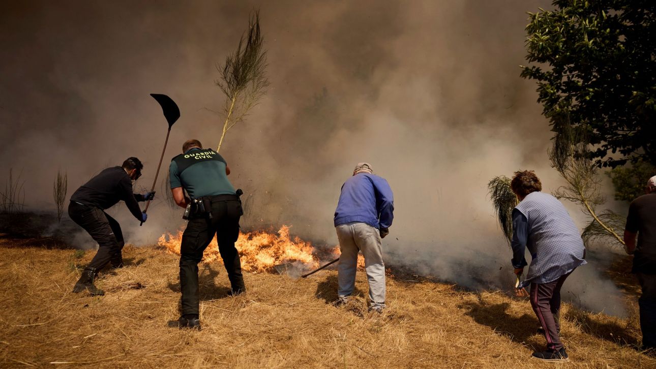 Φωτιές στην Ισπανία: Οι ισχυροί άνεμοι δυσχεραίνουν το έργο των πυροσβεστών Φωτιές στην Ισπανία: Οι ισχυροί άνεμοι δυσχεραίνουν το έργο των πυροσβεστών