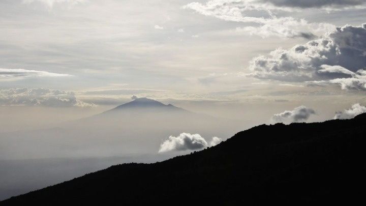 «Everyman’s Mountain»: Το Κιλιμάντζαρο μέσα από τον φωτογραφικό φακό του Omar Al Gurg