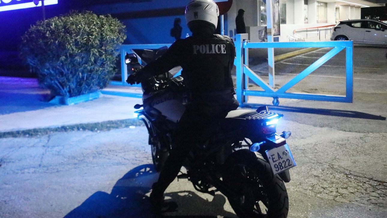 Πάτρα: Κουκουλοφόροι εισέβαλαν σε σούπερ μάρκετ – Άρπαξαν 5.500 ευρώ και εξαφανίστηκαν