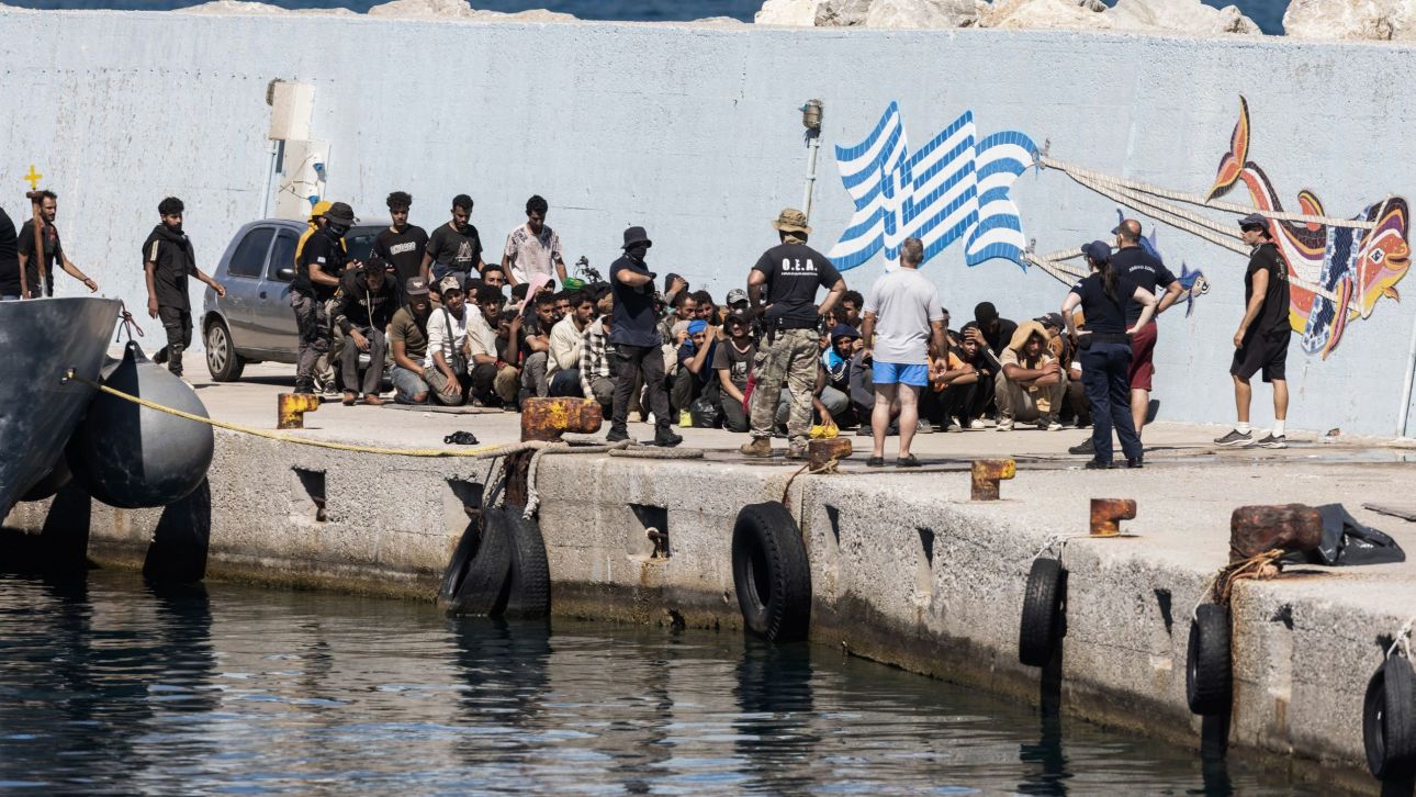Πλεύρης: «Η Ελλάδα κλείνει οριστικά την πόρτα στην παράνομη μετανάστευση» Πλεύρης: «Η Ελλάδα κλείνει οριστικά την πόρτα στην παράνομη μετανάστευση»